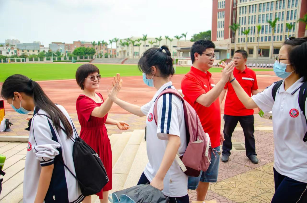 2022年高考作文题出炉！现场直击！4万多名泉州考生奔赴考场.......休闲区蓝鸢梦想 - Www.slyday.coM