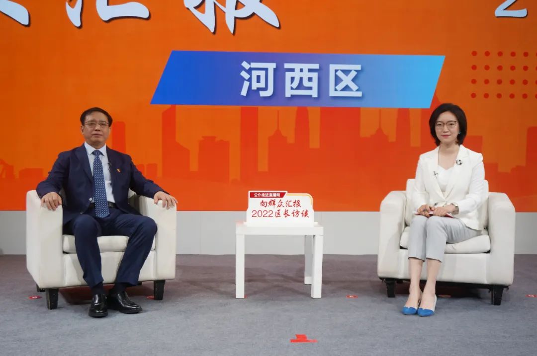 河西区区长胡学明(左)走进直播间