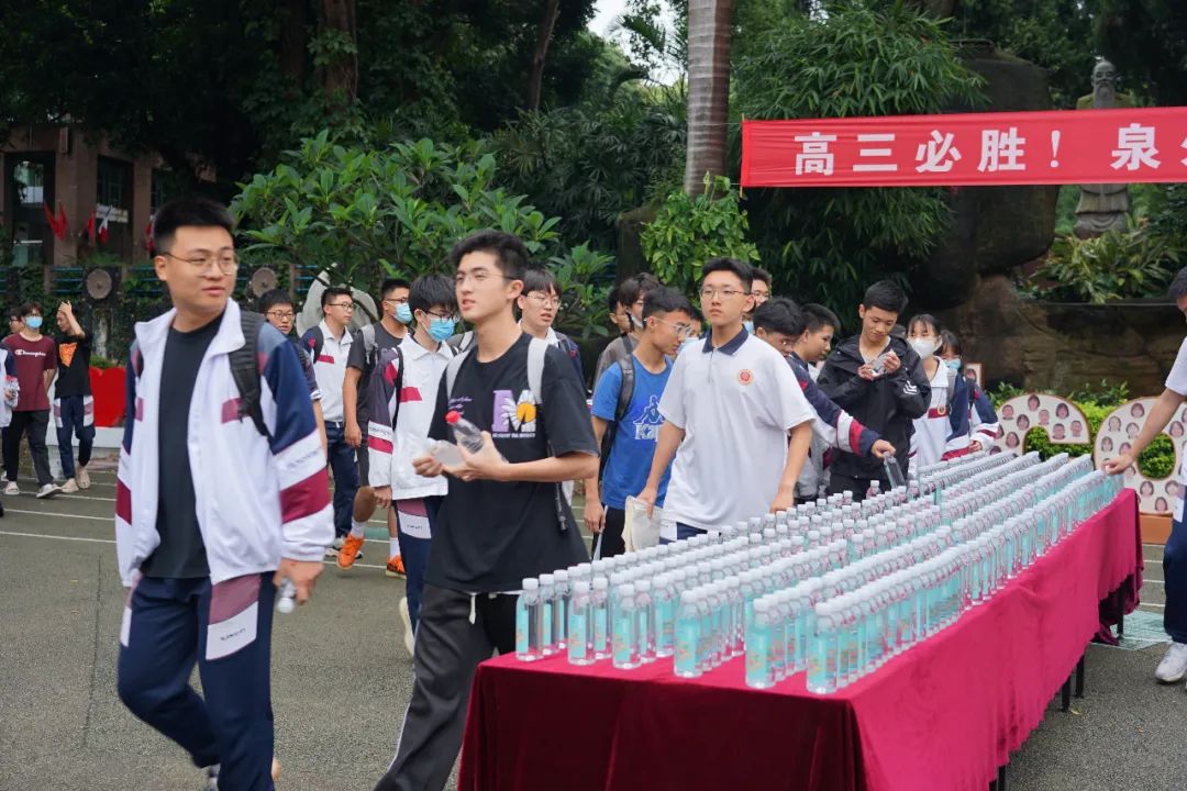 2022年高考作文题出炉！现场直击！4万多名泉州考生奔赴考场.......休闲区蓝鸢梦想 - Www.slyday.coM