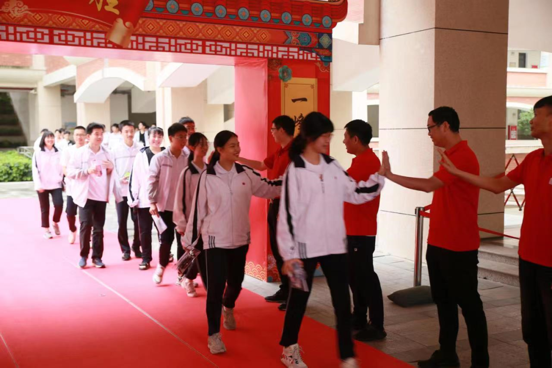 2022年高考作文题出炉！现场直击！4万多名泉州考生奔赴考场.......休闲区蓝鸢梦想 - Www.slyday.coM