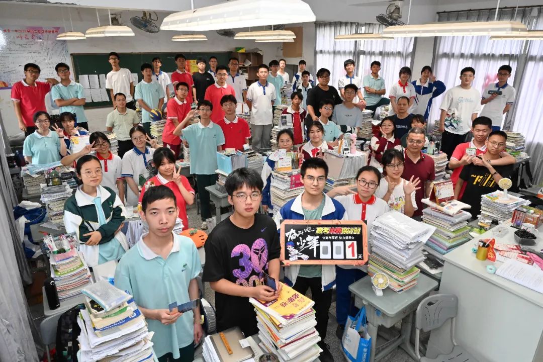 2022年高考作文题出炉！现场直击！4万多名泉州考生奔赴考场.......休闲区蓝鸢梦想 - Www.slyday.coM