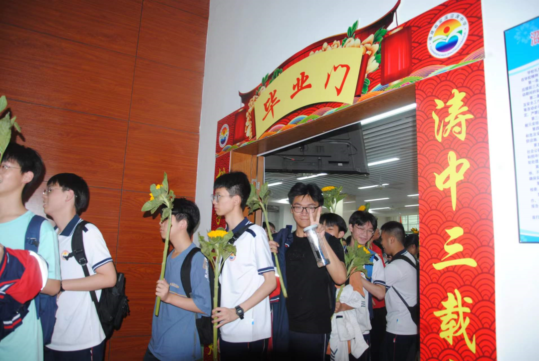 2022年高考作文题出炉！现场直击！4万多名泉州考生奔赴考场.......休闲区蓝鸢梦想 - Www.slyday.coM