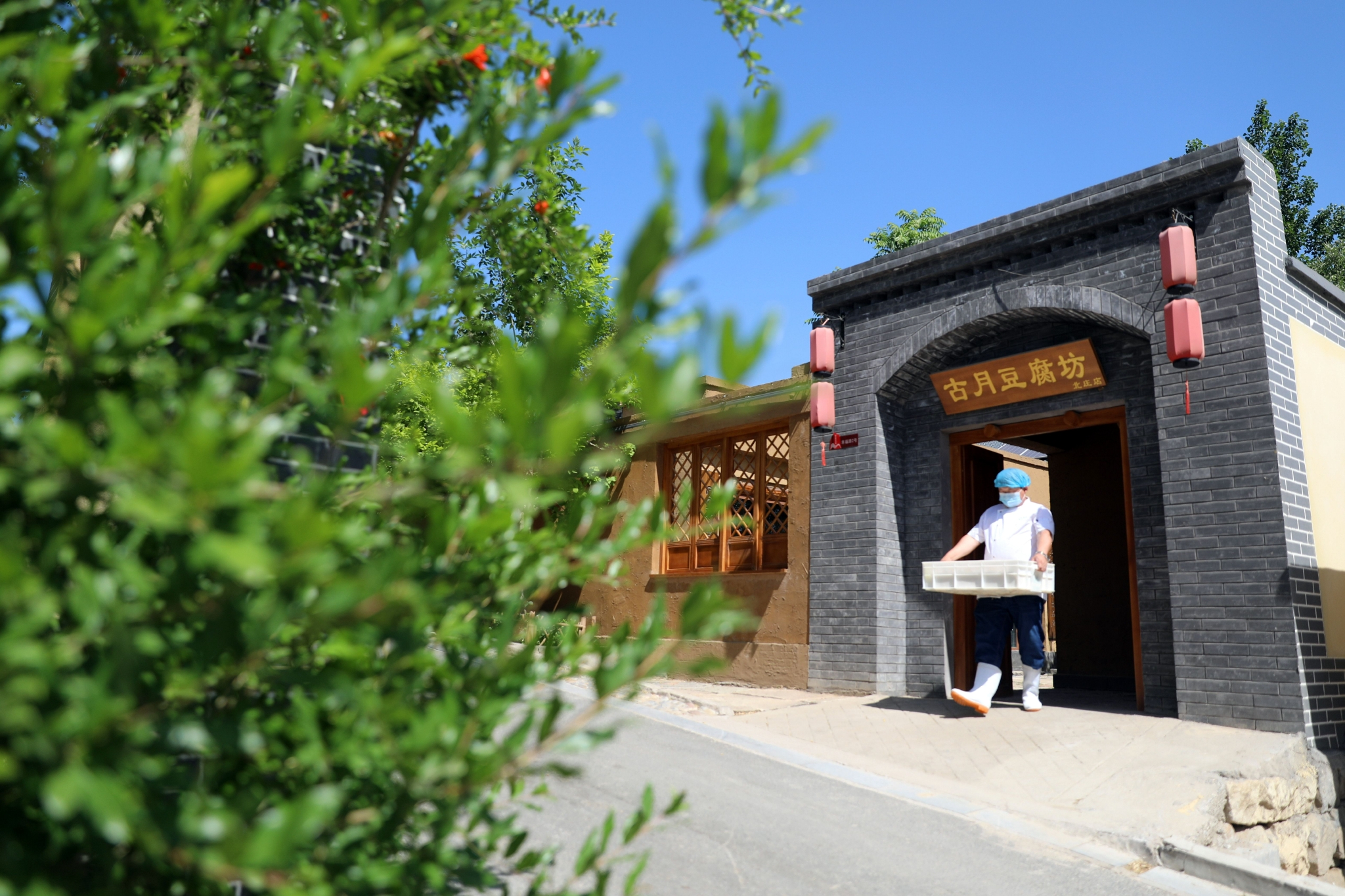 6月1日,河北省平山县西柏坡镇北庄村电商直播助农惠农展销基地的工作