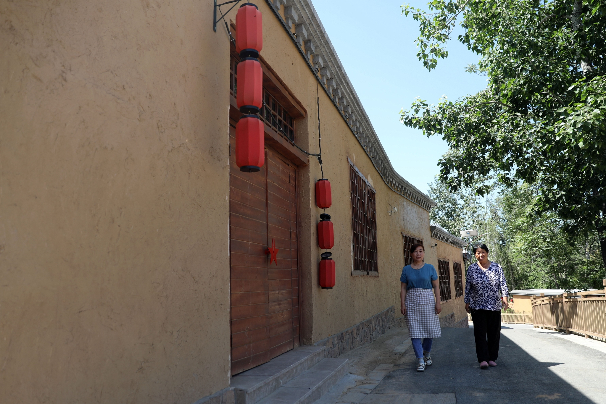 6月1日,河北省平山县西柏坡镇北庄村村民在村中行走.