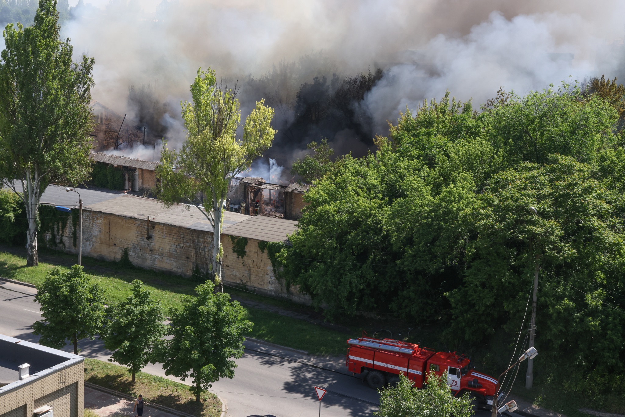 当地时间2022年6月6日，顿涅茨克地区，俄乌冲突持续，当地民居遭炮击，消防车出动救火。