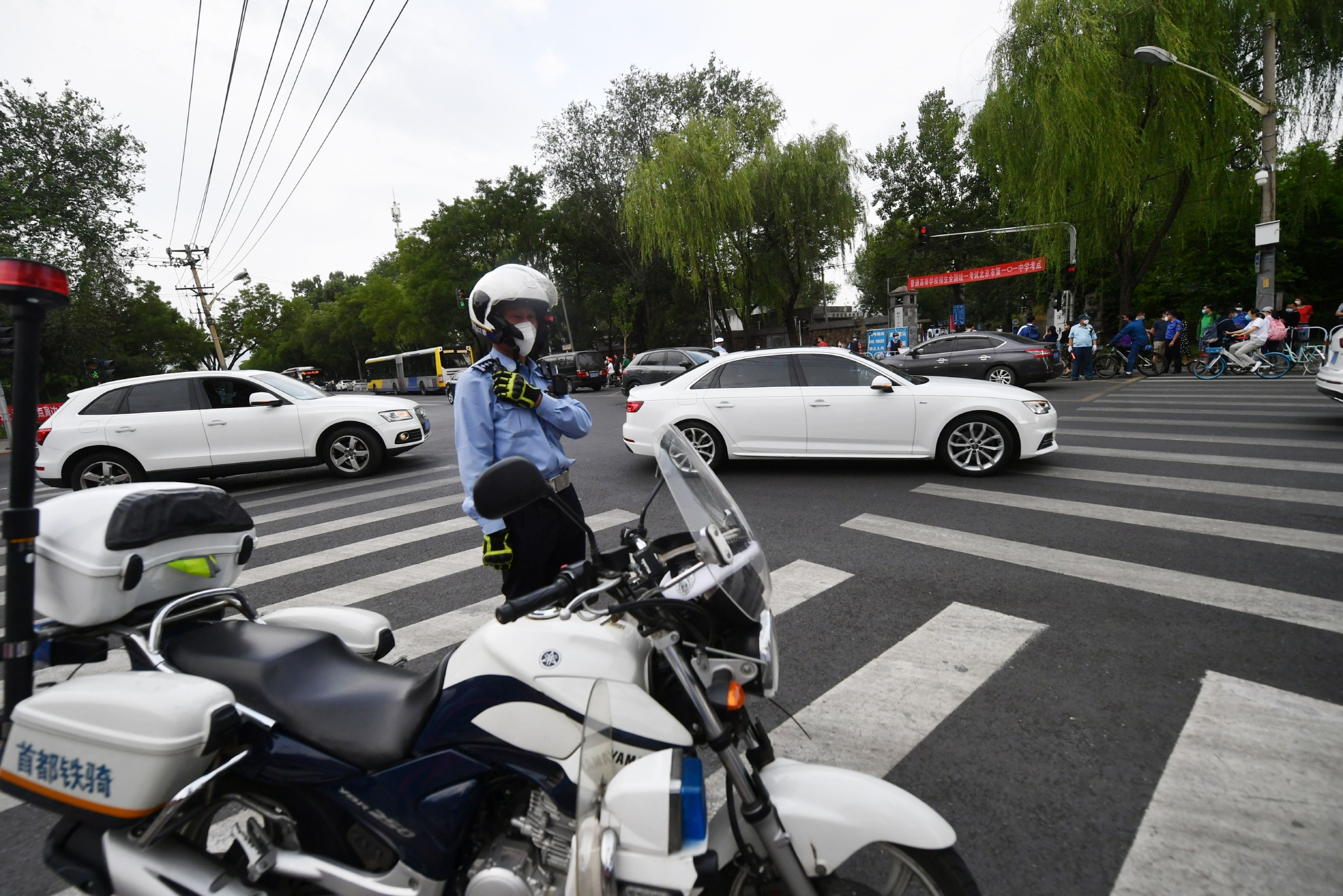 北京高考首日:交警提前上岗疏导秩序,不少考生骑车赴考