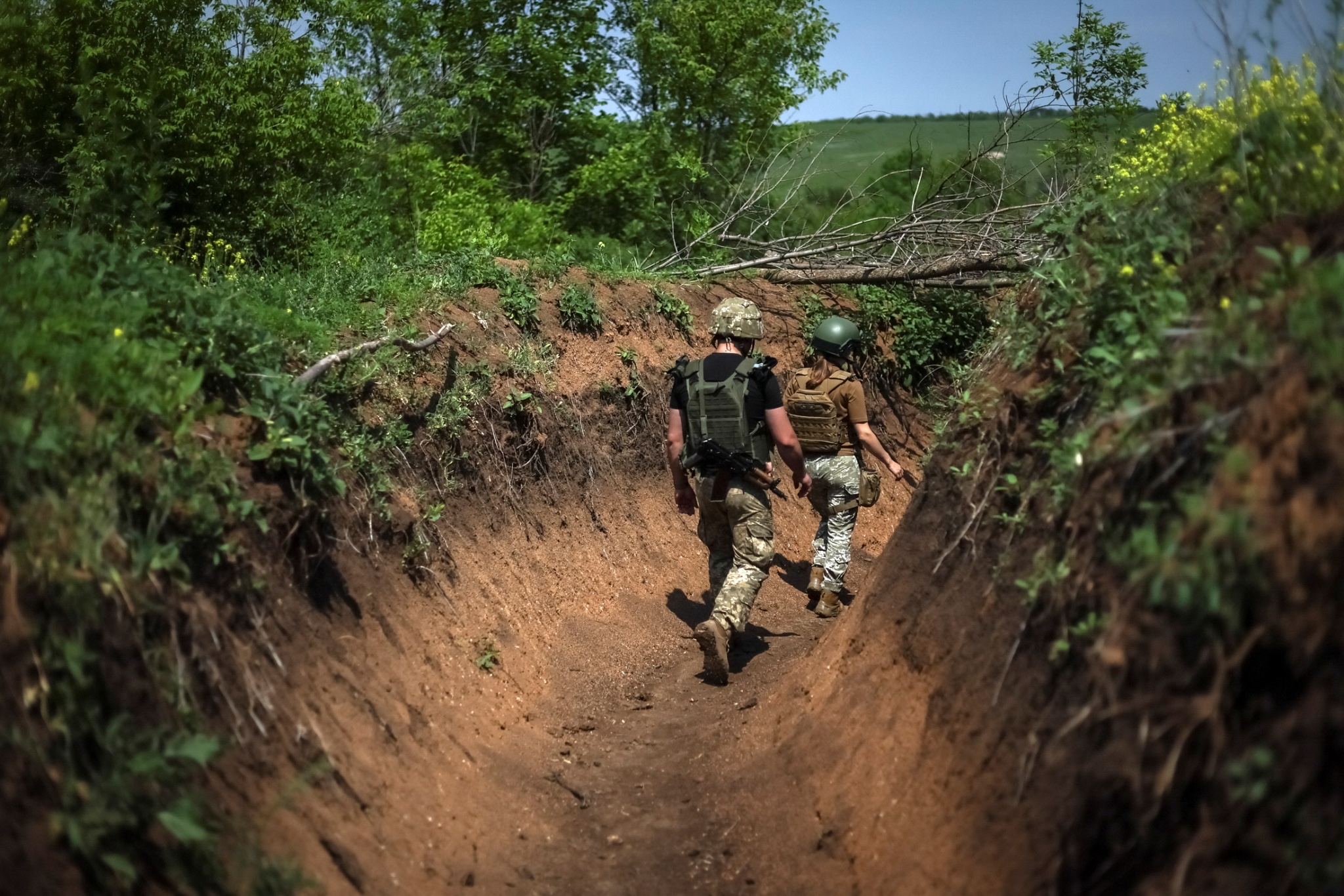 当地时间2022年6月5日，顿涅茨克地区巴赫穆特附近，乌克兰军人沿着前线阵地战壕行走。