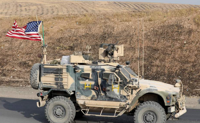 一辆美国军车从叙利亚北部撤离.图源:澎湃影像