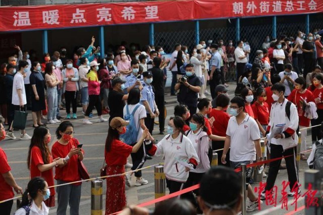 多图直击2022高考第一天休闲区蓝鸢梦想 - Www.slyday.coM