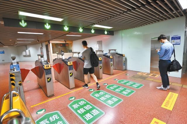 昨天,在地铁西直门站,乘客通过恢复开放的出入口.本报记者 邓伟摄