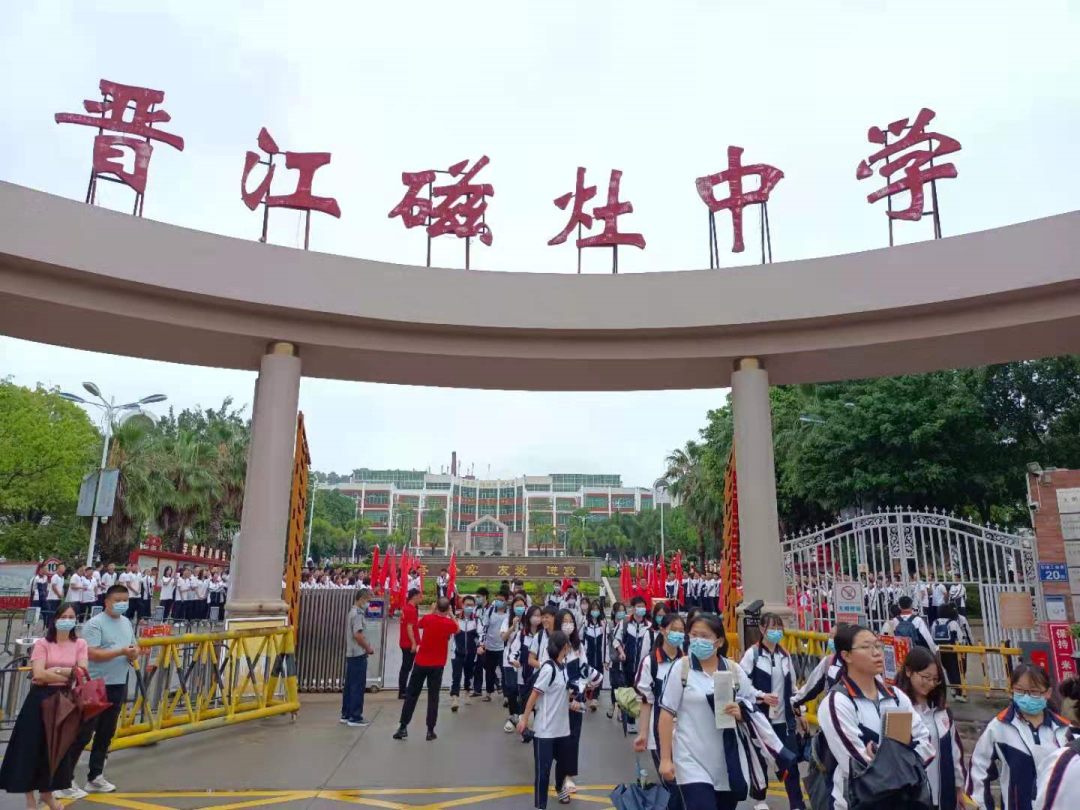 2022年高考作文题出炉！现场直击！4万多名泉州考生奔赴考场.......休闲区蓝鸢梦想 - Www.slyday.coM