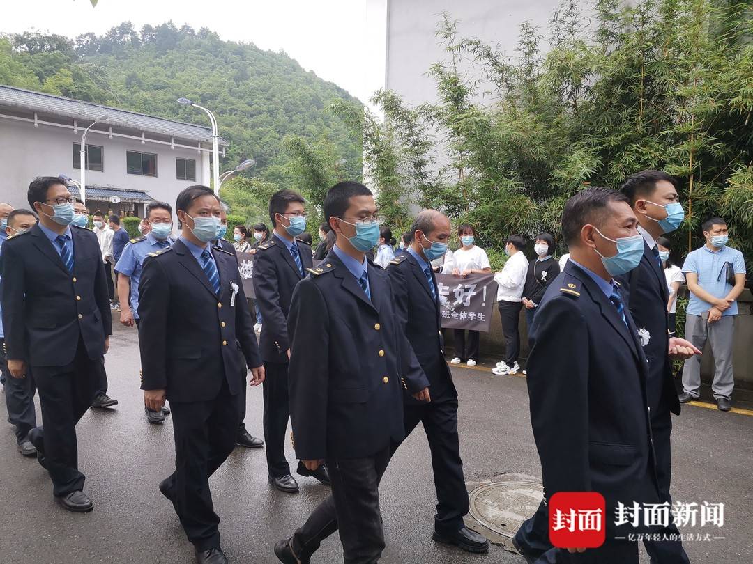 D2809乘客赶来追悼会 点燃一炷香送别司机杨勇休闲区蓝鸢梦想 - Www.slyday.coM