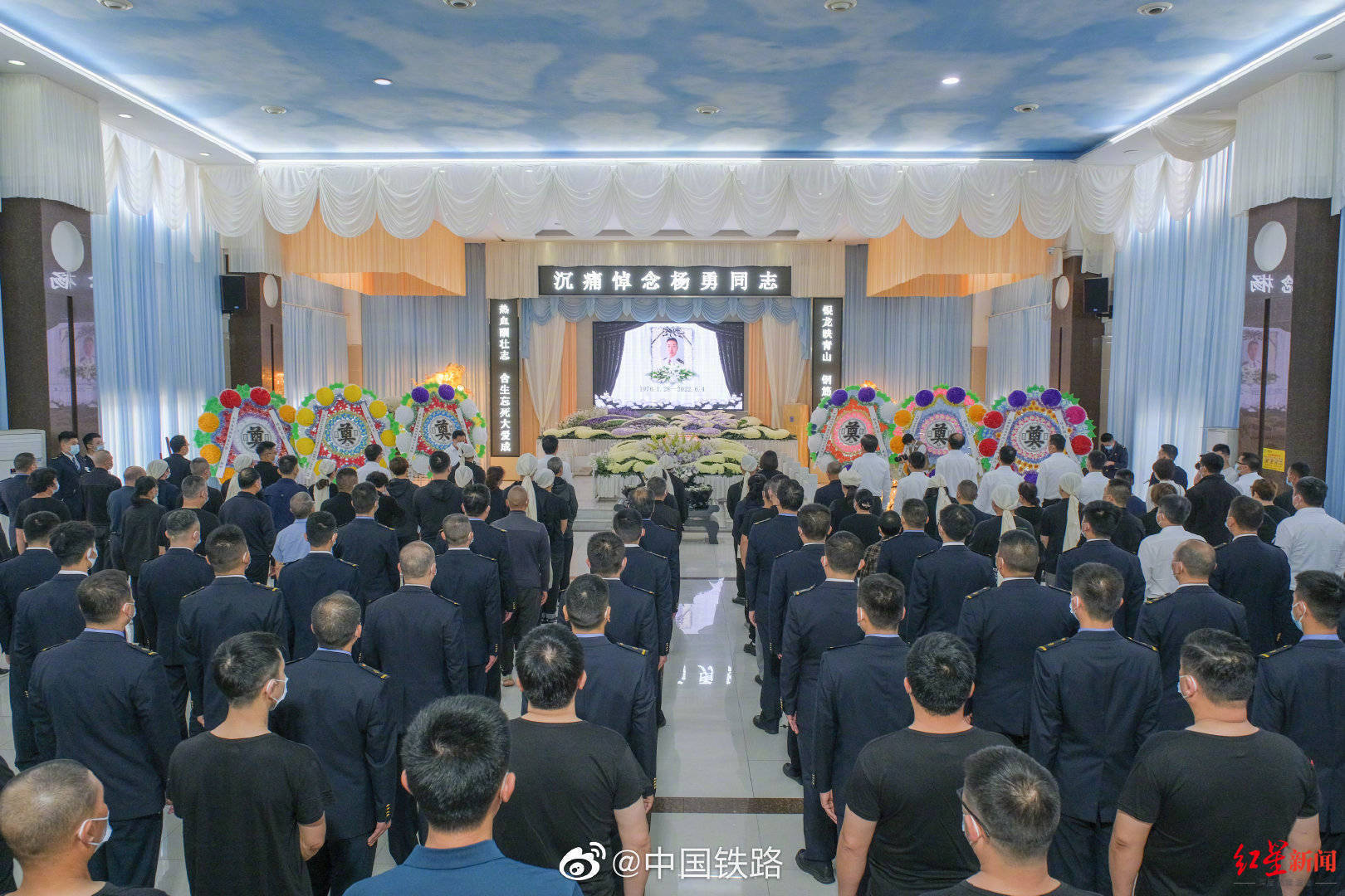 殉职司机杨勇行李箱上的挂件看到泪目插图5 殉职司机杨勇行李箱上的挂件看到泪目插图5