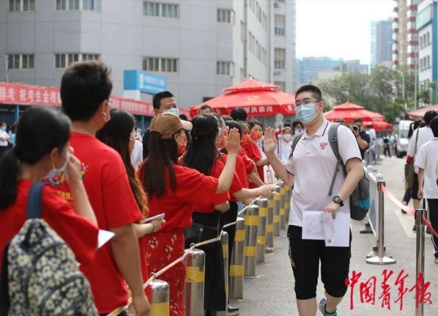 多图直击2022高考第一天休闲区蓝鸢梦想 - Www.slyday.coM