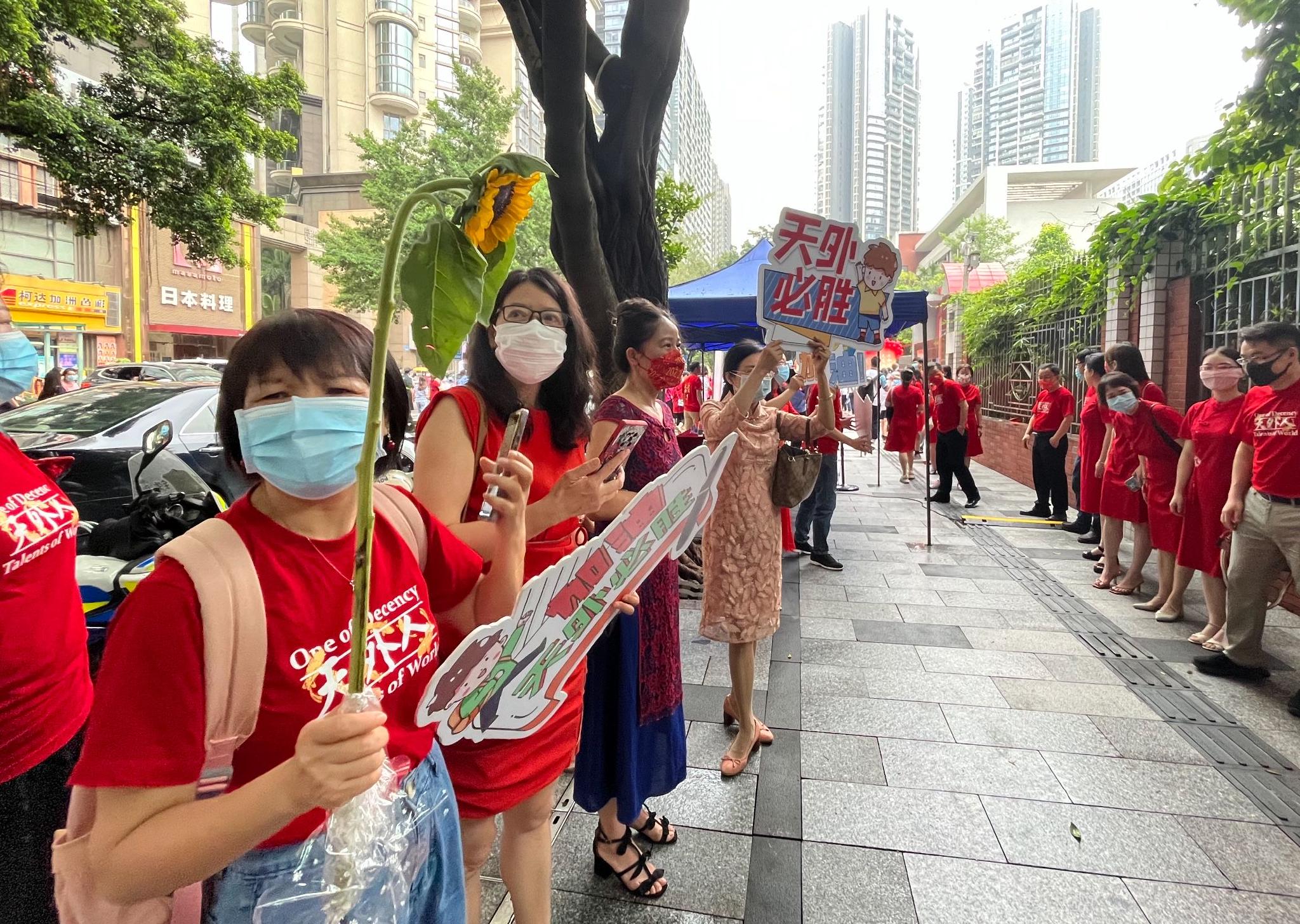 高考首日｜记者直击广州送考现场（多图）休闲区蓝鸢梦想 - Www.slyday.coM