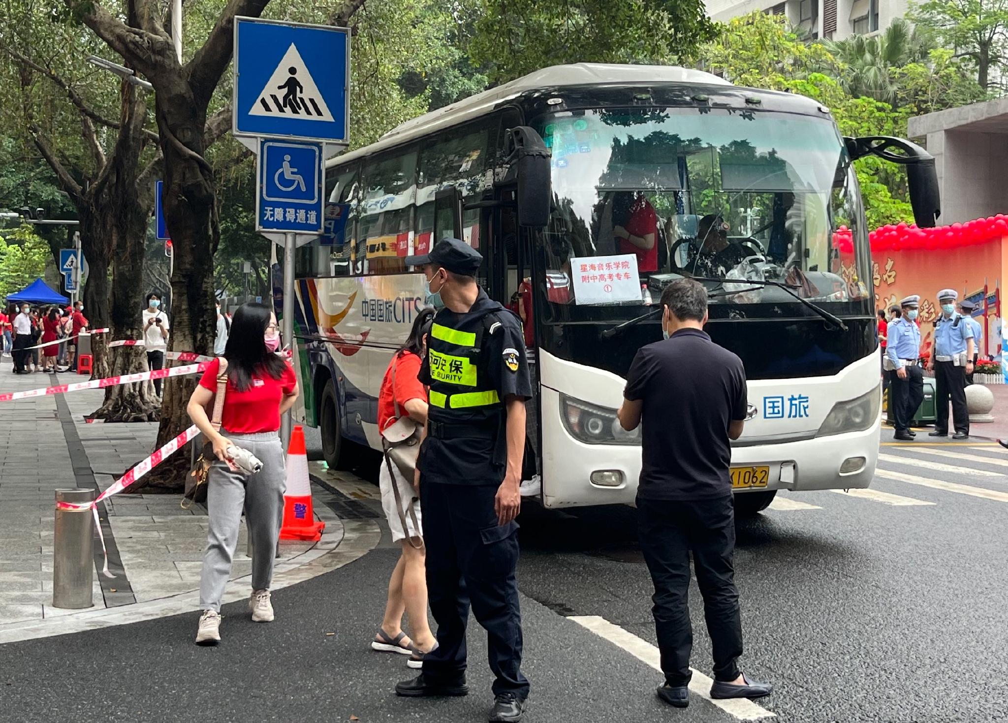 高考首日｜记者直击广州送考现场（多图）休闲区蓝鸢梦想 - Www.slyday.coM