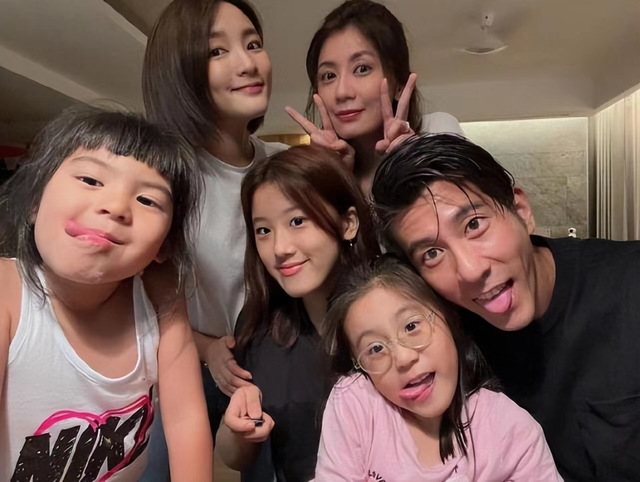 贾静雯16岁大女儿晒美照染黄发小露美背显成熟高颜值被赞逆袭