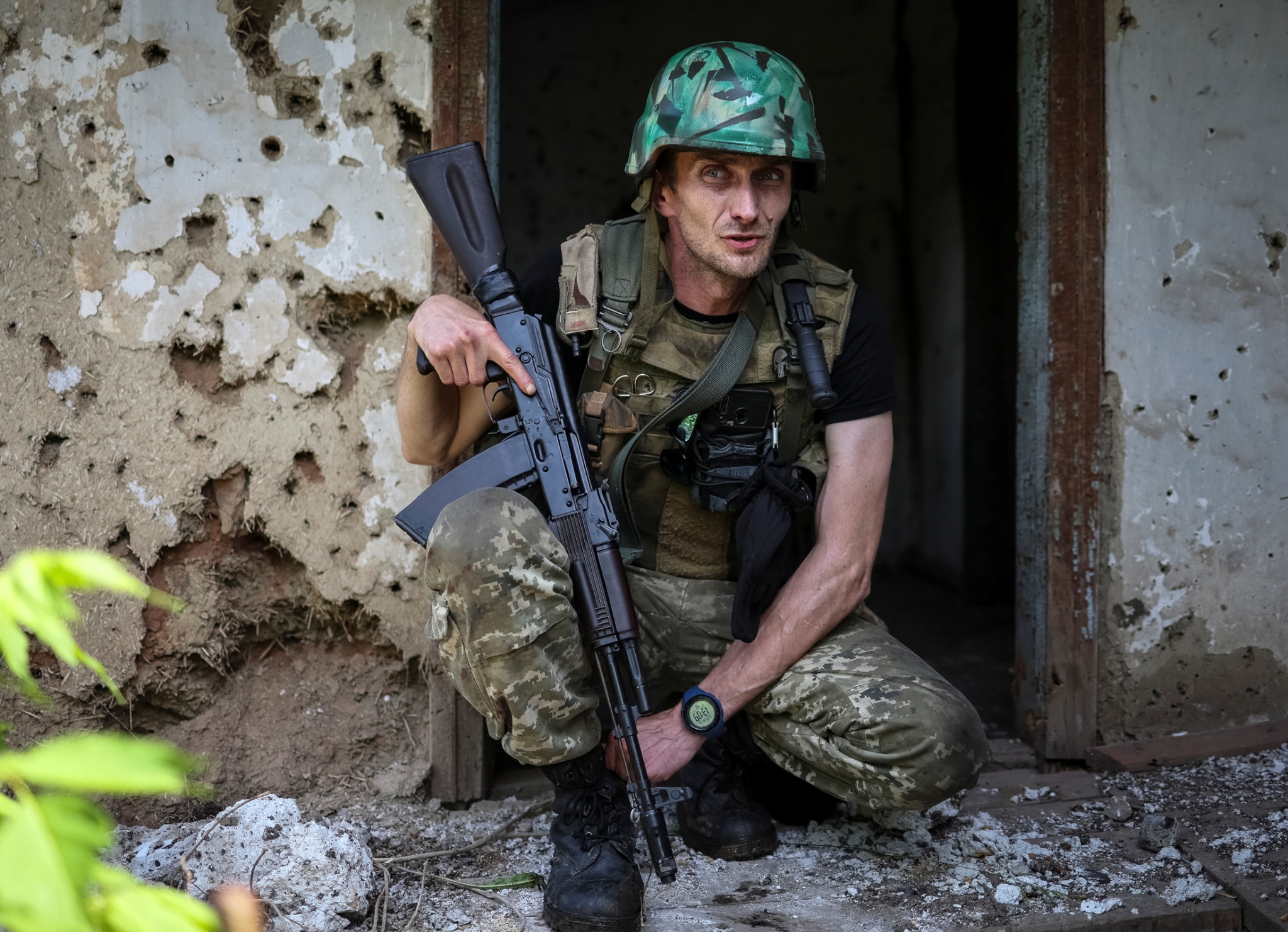 当地时间2022年6月5日，顿涅茨克地区巴赫穆特附近，乌克兰军人在前线阵地。