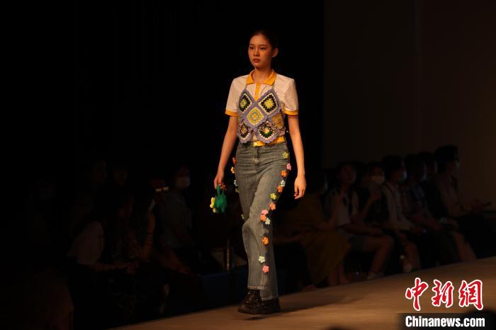 武汉一高校举办时装秀 展示学生毕业设计作品休闲区蓝鸢梦想 - Www.slyday.coM