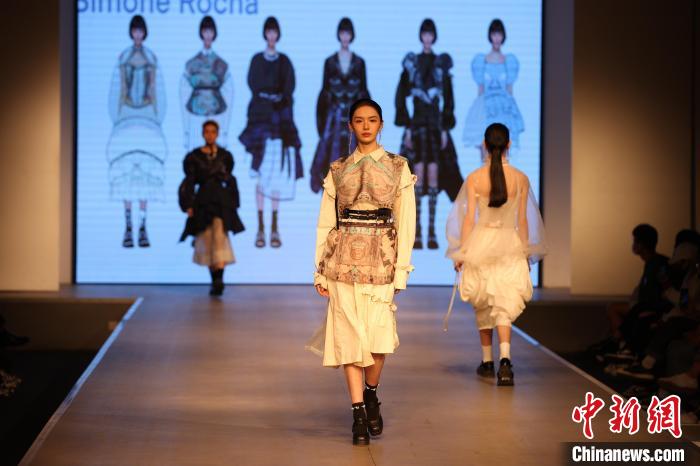 武汉一高校举办时装秀 展示学生毕业设计作品休闲区蓝鸢梦想 - Www.slyday.coM