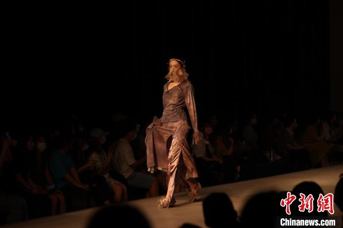 武汉一高校举办时装秀 展示学生毕业设计作品休闲区蓝鸢梦想 - Www.slyday.coM