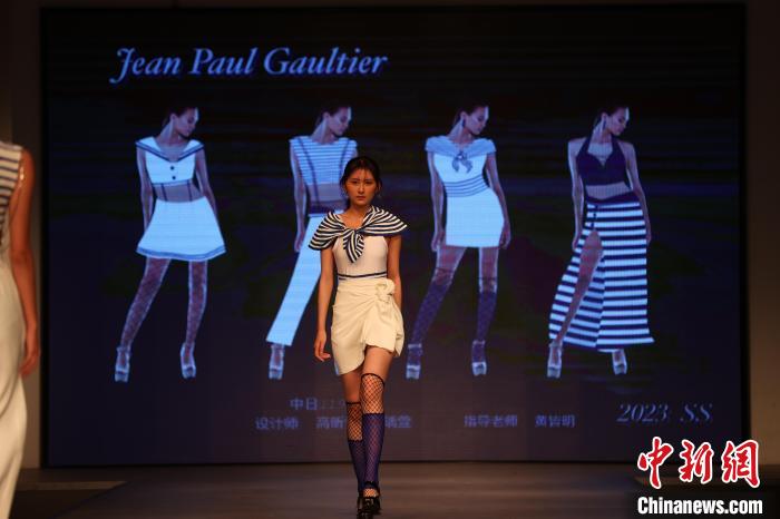 武汉一高校举办时装秀 展示学生毕业设计作品休闲区蓝鸢梦想 - Www.slyday.coM