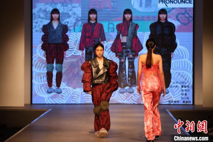 武汉一高校举办时装秀 展示学生毕业设计作品休闲区蓝鸢梦想 - Www.slyday.coM