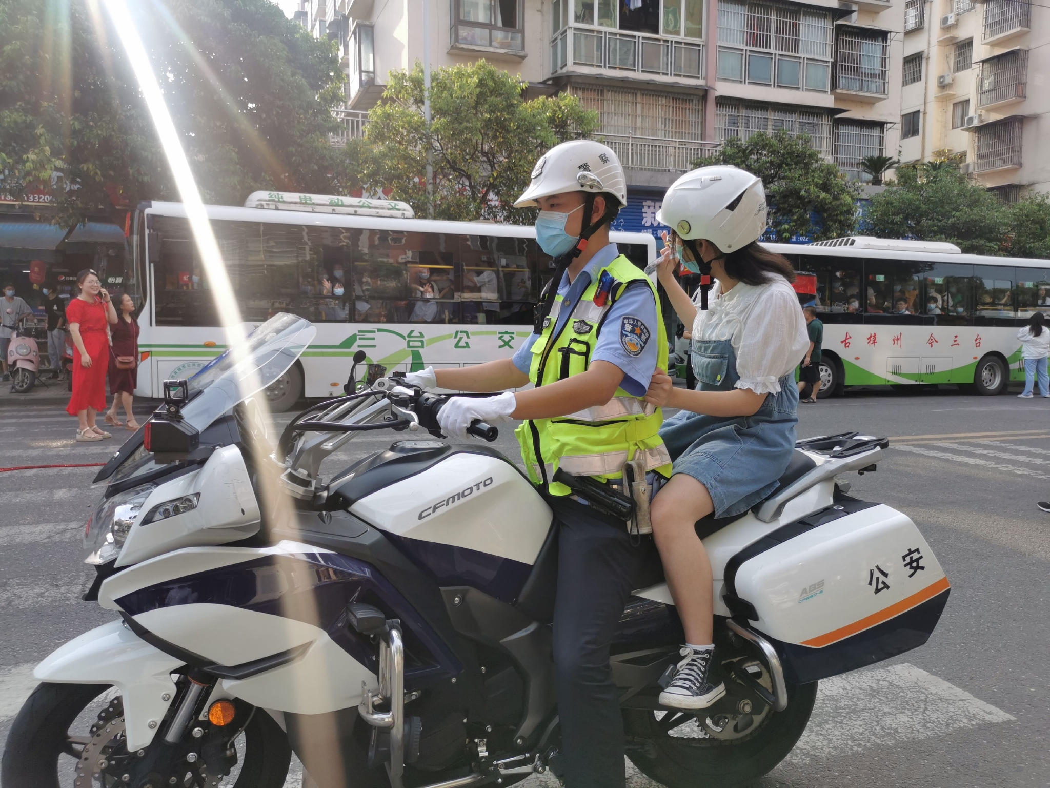 一女生严重晕车不能坐大巴赶考 民警承诺高考期间用警摩接送休闲区蓝鸢梦想 - Www.slyday.coM