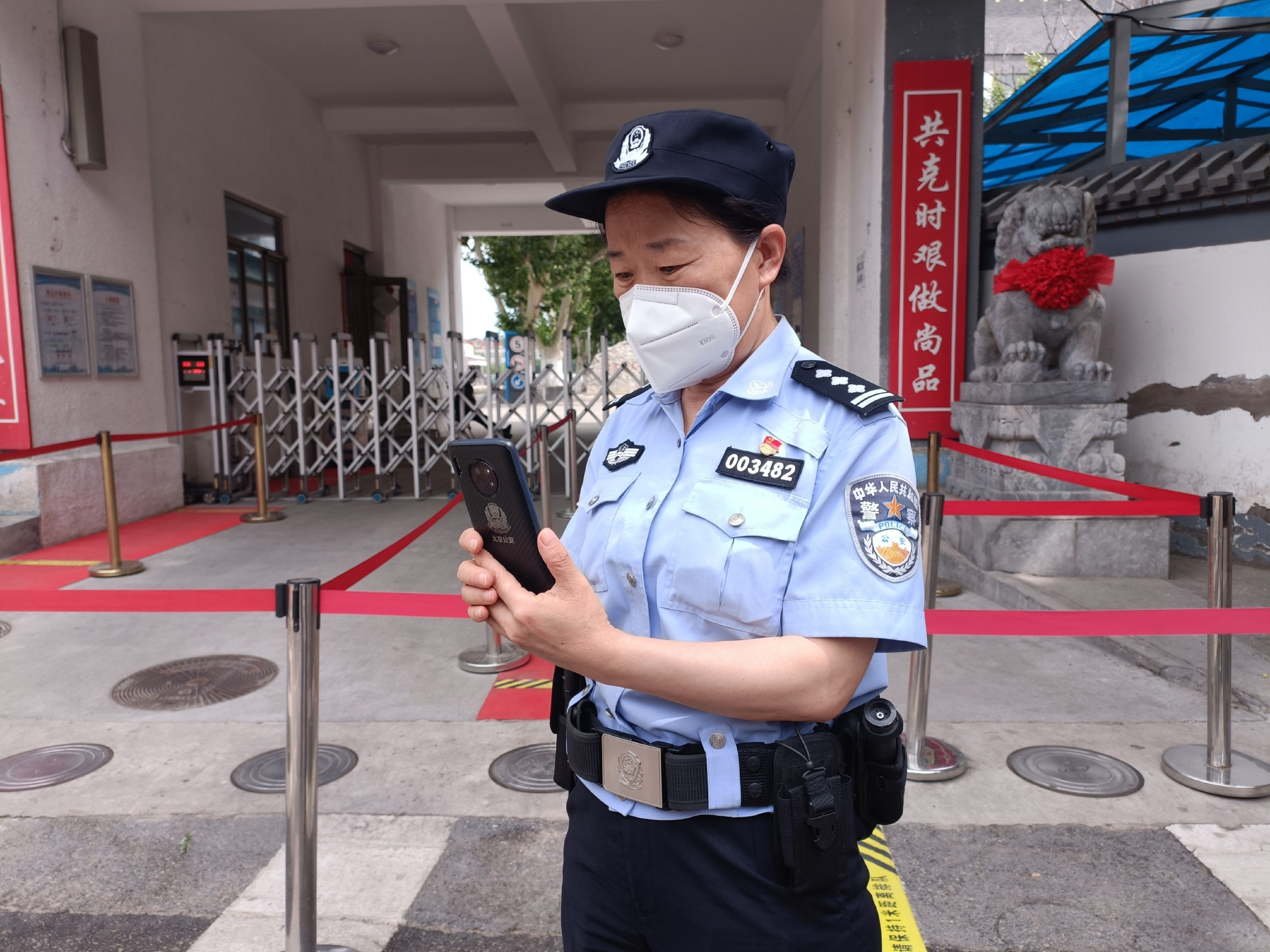 丰台公安分局岳各庄派出所增派一名负责户籍工作的女警,为忘带身份证