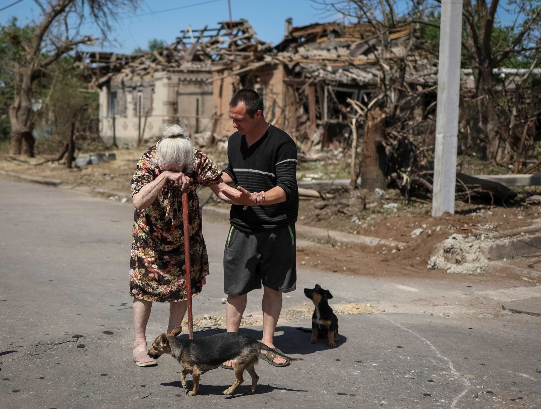 当地时间2022年6月6日，导弹袭击顿涅茨克的德鲁日基夫卡，81岁的当地居民埃琳娜的家被炸毁。