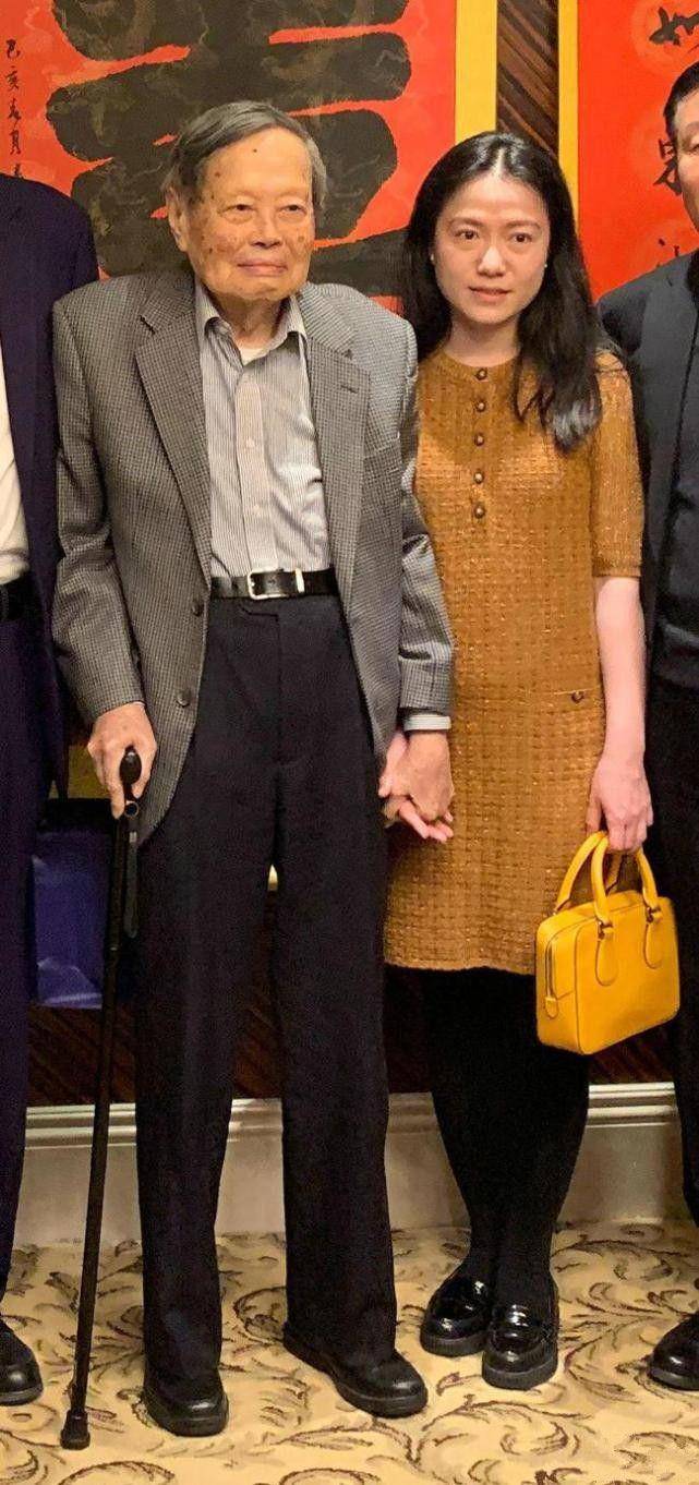 杨振宁带翁虹聚会合影都十指紧扣老夫少妻中是最恩爱的一对