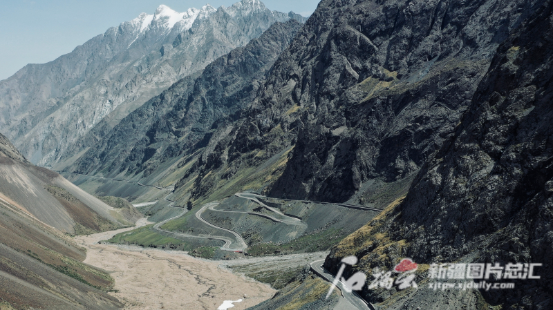 5月28日,尼勒克县境内独库公路路段(航拍图).