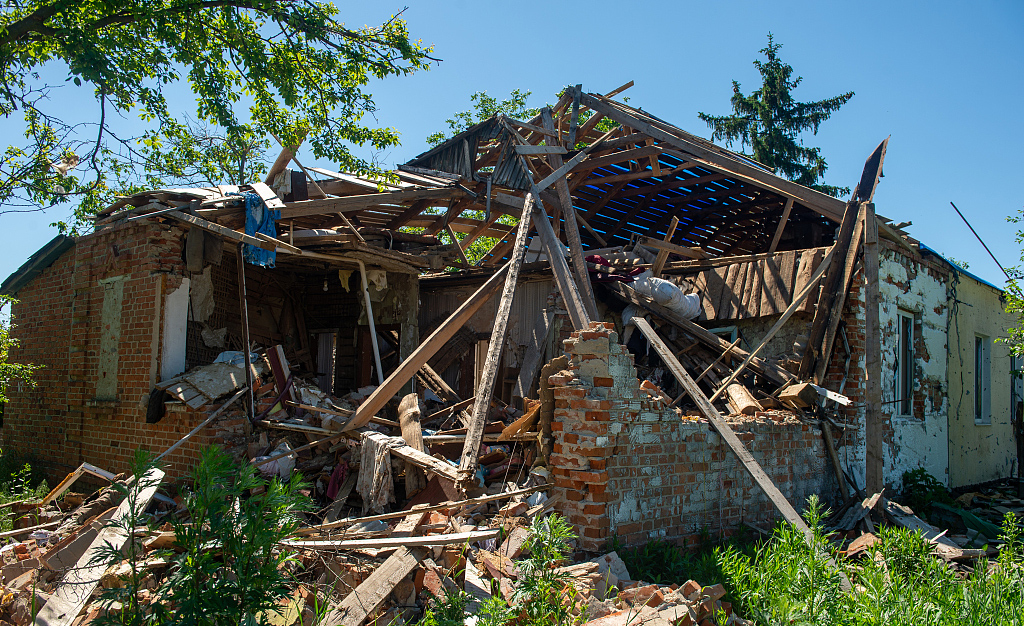 当地时间2022年6月6日，乌克兰哈尔科夫地区马拉罗甘村，当地民居遭炮击被毁。