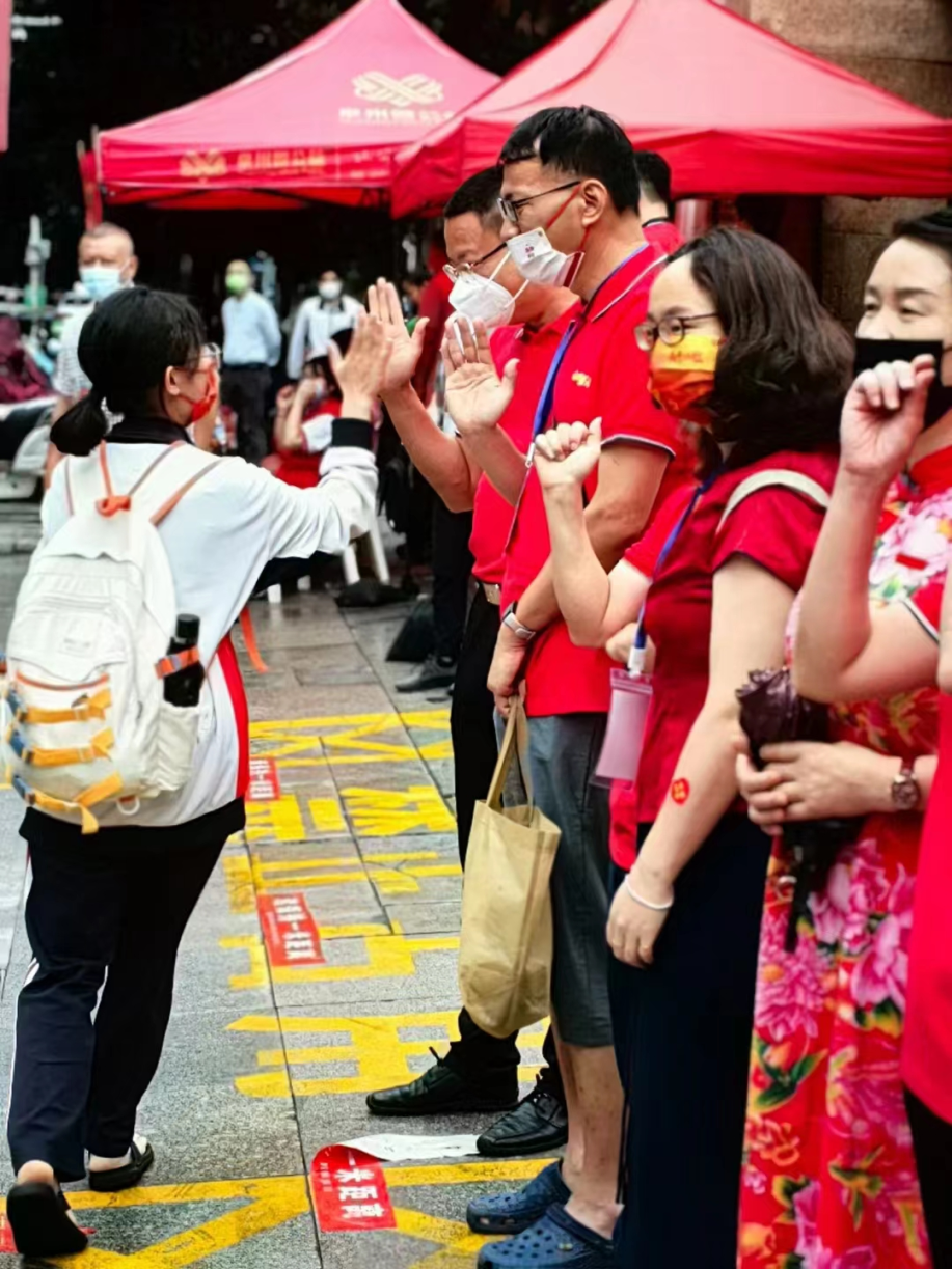 2022年高考作文题出炉！现场直击！4万多名泉州考生奔赴考场.......休闲区蓝鸢梦想 - Www.slyday.coM