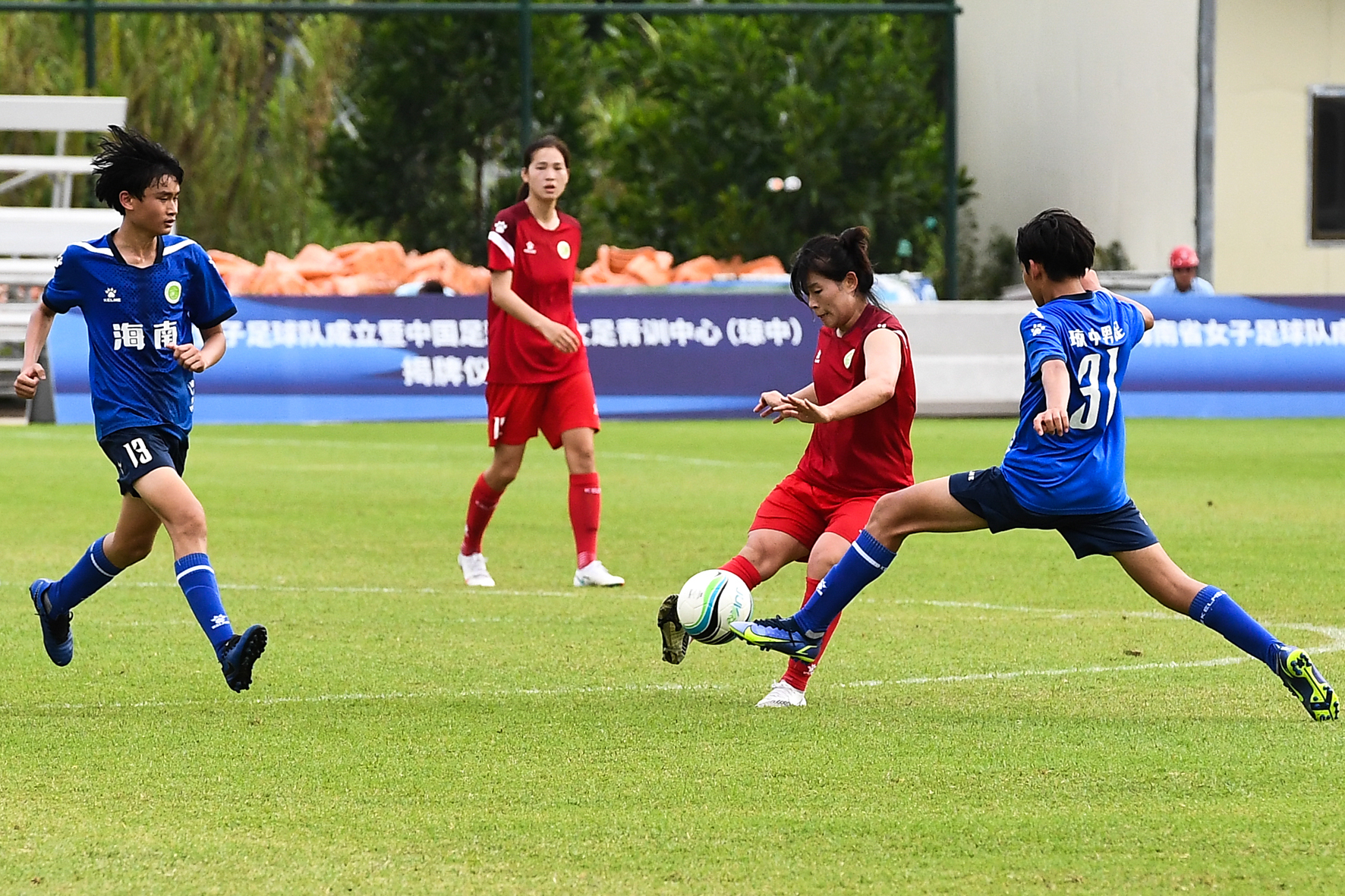 铿锵玫瑰在这里绚丽绽放体教融合的琼中女足样本观察