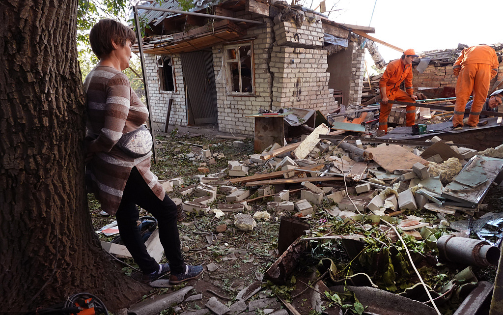当地时间2022年6月6日，顿涅茨克的德鲁日基夫卡，工人帮助当地居民整理被炸毁的房屋。