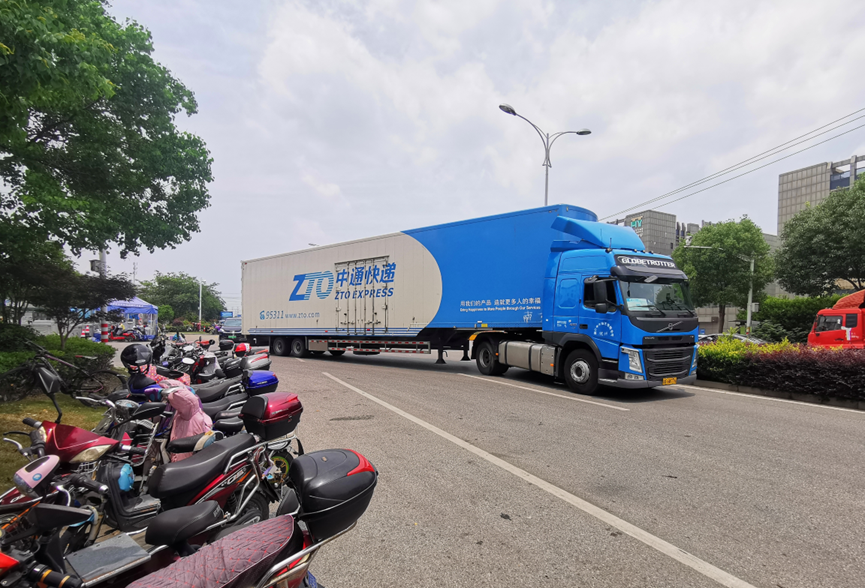 (一辆快递运输车驶出中通园区)