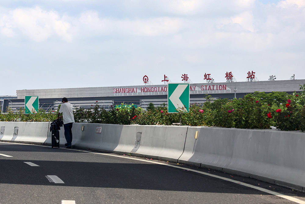 2022年5月21日,上海虹桥站,徒步走进车站的旅客.澎湃影像 图