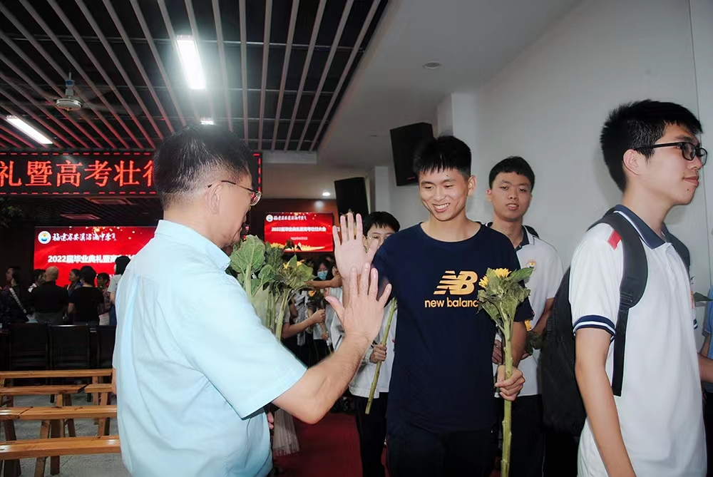 2022年高考作文题出炉！现场直击！4万多名泉州考生奔赴考场.......休闲区蓝鸢梦想 - Www.slyday.coM