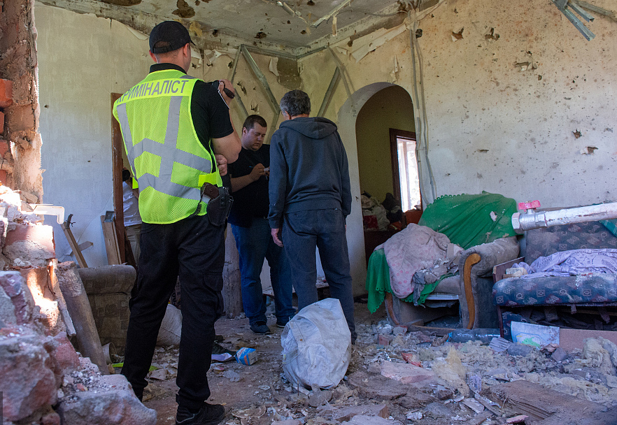 当地时间2022年6月6日，乌克兰哈尔科夫地区马拉罗甘村，乌克兰工作人员向当地居民调查房屋被毁情况。