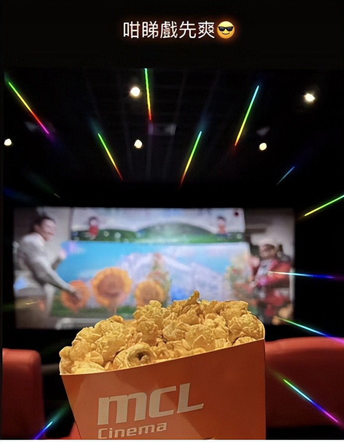 郭晶晶霍启刚一起看电影 吃爆米花喝可乐|霍启刚|幸福满满|爆米花