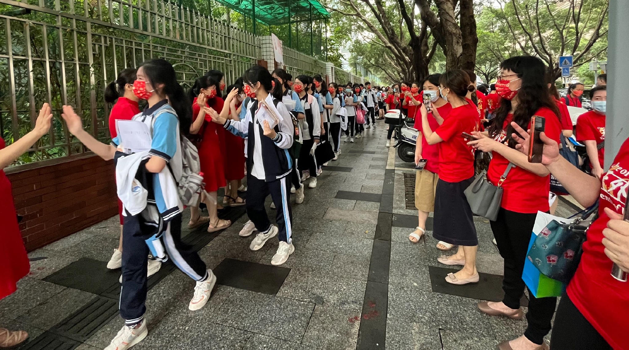 高考首日｜记者直击广州送考现场（多图）休闲区蓝鸢梦想 - Www.slyday.coM