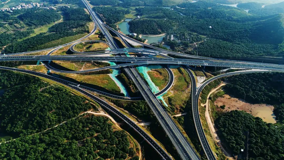 高速公路交通流转换 (摄影:丘立贺)2018年7月1日,深茂铁路江门至茂名