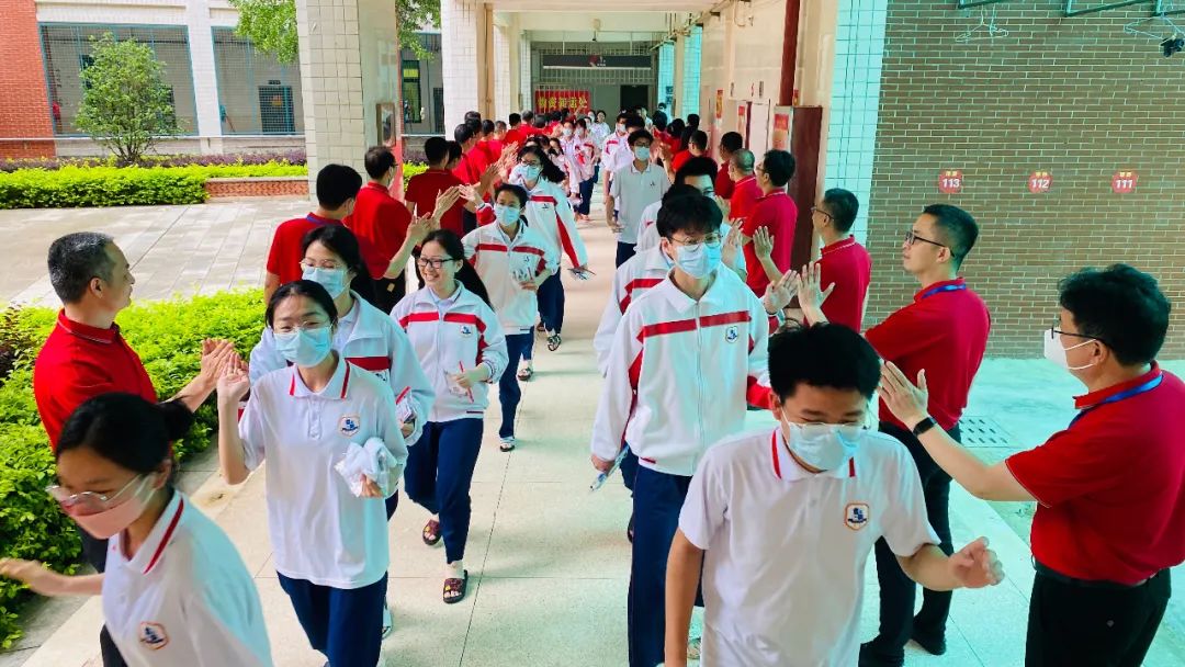 2022年高考作文题出炉！现场直击！4万多名泉州考生奔赴考场.......休闲区蓝鸢梦想 - Www.slyday.coM