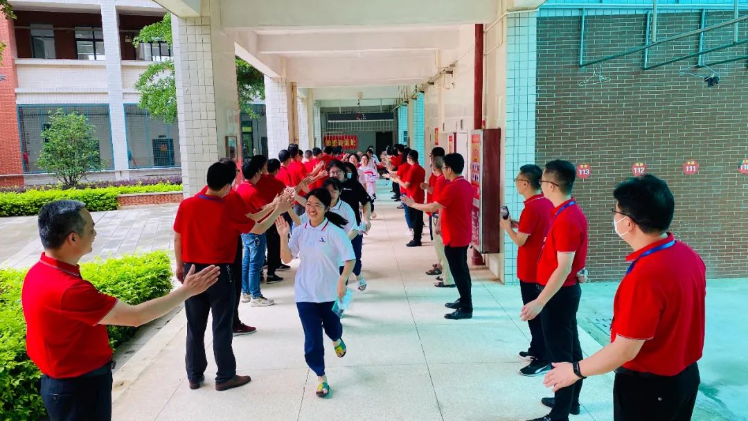 2022年高考作文题出炉！现场直击！4万多名泉州考生奔赴考场.......休闲区蓝鸢梦想 - Www.slyday.coM