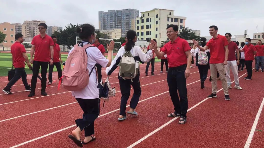 2022年高考作文题出炉！现场直击！4万多名泉州考生奔赴考场.......休闲区蓝鸢梦想 - Www.slyday.coM
