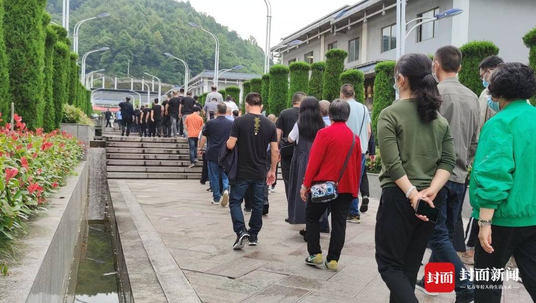 D2809乘客赶来追悼会 点燃一炷香送别司机杨勇休闲区蓝鸢梦想 - Www.slyday.coM