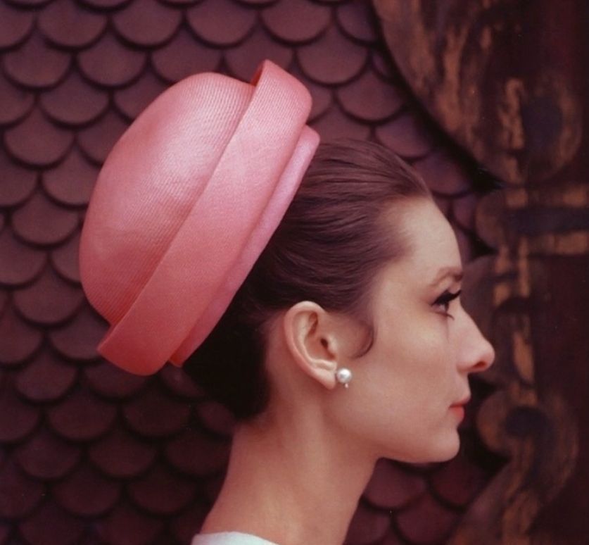 晚年的赫本:干枯消瘦,眼神却明亮清澈,穿长裙戴珍珠优雅一辈子__财经