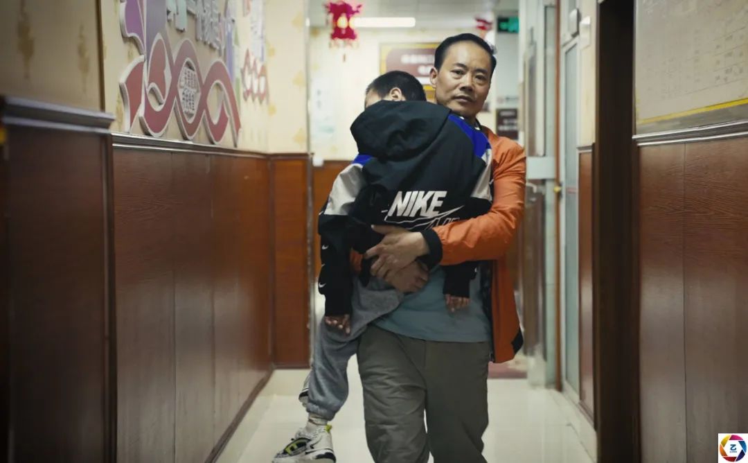 儿子和女儿双双患病,爸爸只能二选一救一个,女儿的回答让他愧疚休闲区蓝鸢梦想 - Www.slyday.coM 儿子和女儿双双患病,爸爸只能二选一救一个,女儿的回答让他愧疚休闲区蓝鸢梦想 - Www.slyday.coM