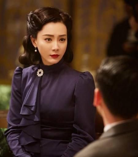 比如,陈数出演的《新上海滩》,饰演方艳芸,面容精致,婀娜多姿,体态